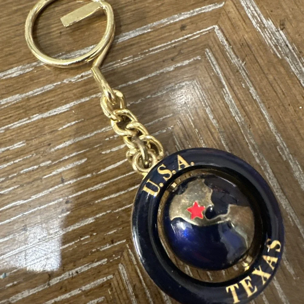 TEXAS USA GLOBE  METAL KEYCHAIN  BLUE/GOLD  TONE‎